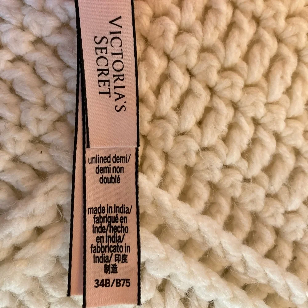 5 Victoria’s Secret bras - Picture 10 of 16